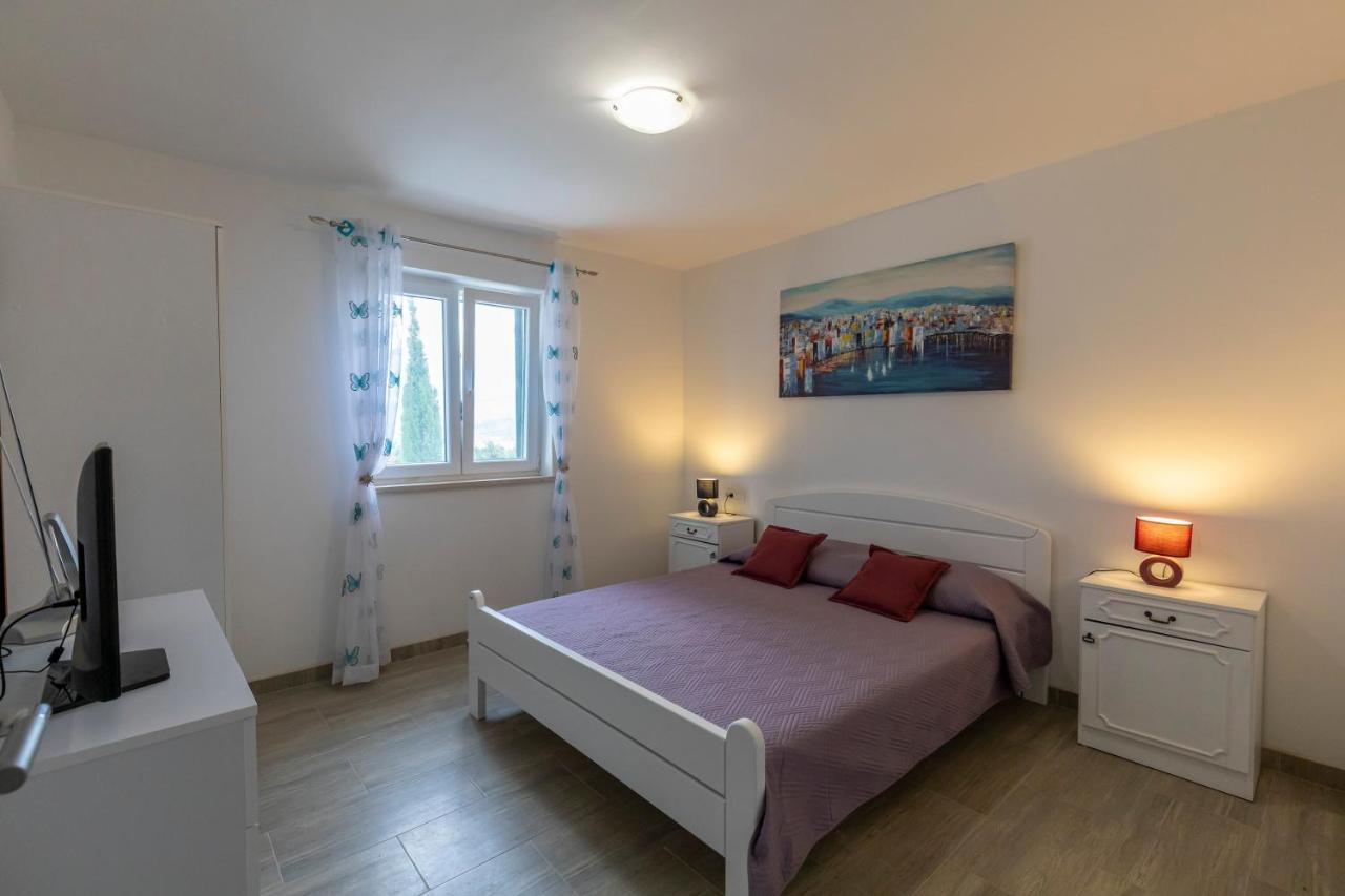Villa Little Hill Postira Bagian luar foto